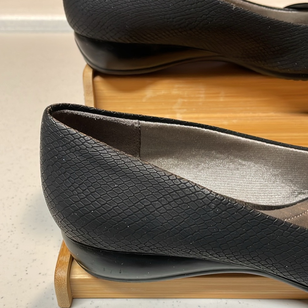 LifeStride Soft System 1-inch pumps, black, reptile pattern, Size 8M, like new. - Picture 11 of 12